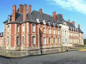 Château de Baville. Ten niewielki, ale efektowny zamek pełnił role internatu Les Valgranges.